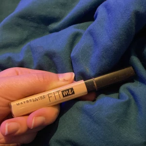 Concealer maybelline fit me - Jag köpte en för mörk färg för mig, oanvänd har bara swatchat den på handen