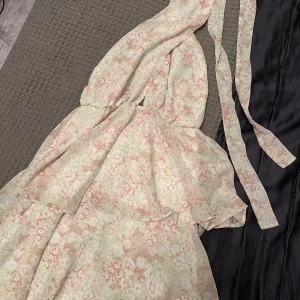 Blommig klänning - Jättefin klänning till sommaren från gina tricot🌸