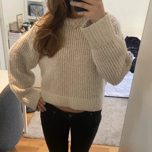 Stickad tröja - Säljer denna superfina och mysiga tröja från Weekday. Väldigt bra skick, inga tecken på användning. Dm vid intresse!💕💕