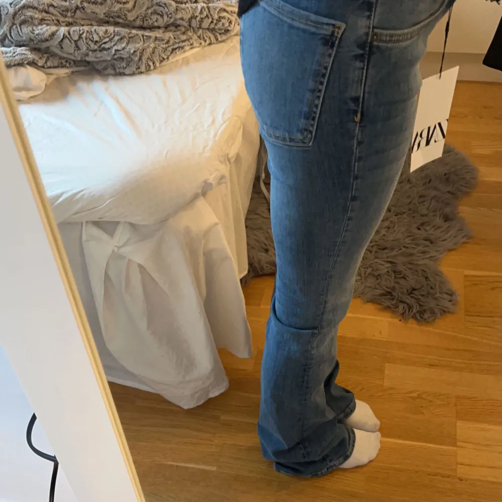 Skitsnygga bootcut jeans från zara som är lågmidjade💗slutsålda på deras hemsida!! Helt oanvända med lapp kvar i minsta storleken. De är den ljusaste färgen i denna modellen. Jeans & Byxor.