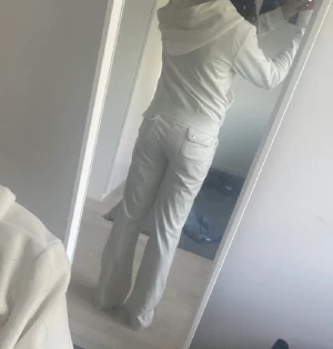Juicy couture sett - SÖKER  söker ett vitt eller ljusgrått juicy couture sett i storlek xs eller xxs i bra skick utan defekter till ett bra pris. Jag betalar högst 500kr men skulle kunna gå med på lite till ifall det koms överens:)💗