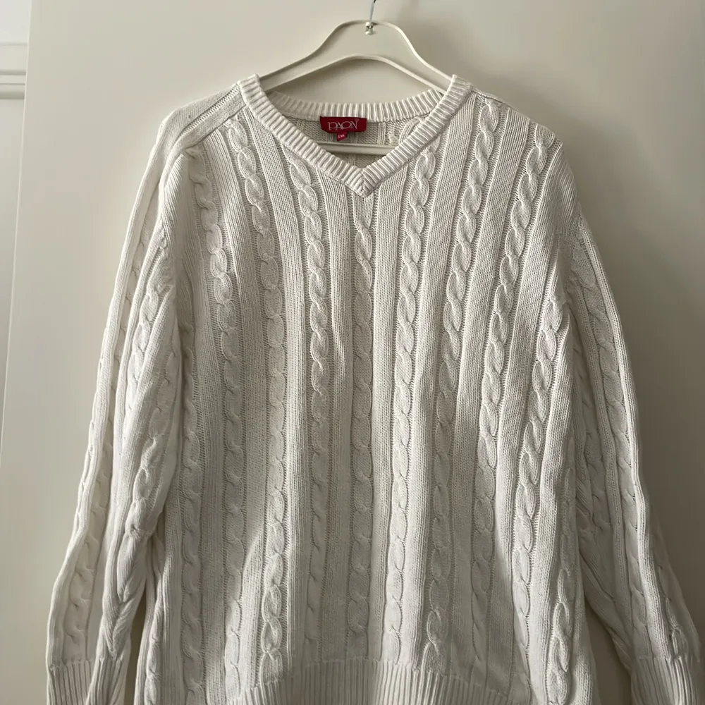Stickad tröja från paon storlek L. Skick 7/10, säljs pågrund av ingen användning . Stickat.