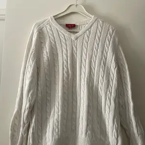 Stickad tröja från paon storlek L. Skick 7/10, säljs pågrund av ingen användning 