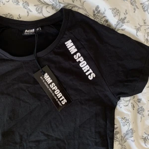 Helt ny t-shirt - Helt ny tränings t-shirt ifrån MM SPORTS i storlek S. Svart färg med vitt tryck, köparen står för frakten🖤🤍