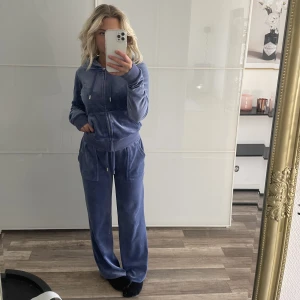 Juicy couture  - Säljer mitt sjukt snygga juicy couture sett, då jag vill köpa en annan färg. Det är endast använt ett fåtal gånger, så det har inget tecken på tidigare användning. Färgen är en lila/blå/ grå färg. Överdelen är i storlek XS och nedre är S Nypris: 2300kr🫶🏽🫶🏽🫶🏽