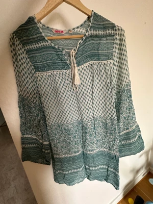 ladies shirt/top/tröja/viscose shirt - storlek s  100% viscose från indiska i love tjis shirt but i am selling for the size. tjis is smaller for me now.otjerwise its in good condition and just used sometimes