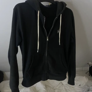 Ralph lauren zip - En fin Ralph lauren zip hoodie i använt men bra skick då den har en pytteliten skråma på högra ärmen som man inte alls lägger märke till Pris kan absolut diskuteras