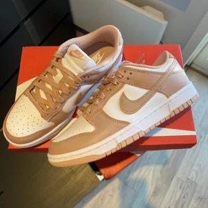 Nike Dunk Low ”Rosé Whisper” - Säljer dessa Nike Dunk Low ”Rose Whisper”. De är helt nya och oanvända. De köpta ifrån Nike och givetvis äkta, kvitto finns. Storlek 38,5. Bara att höra av sig vid frågor!