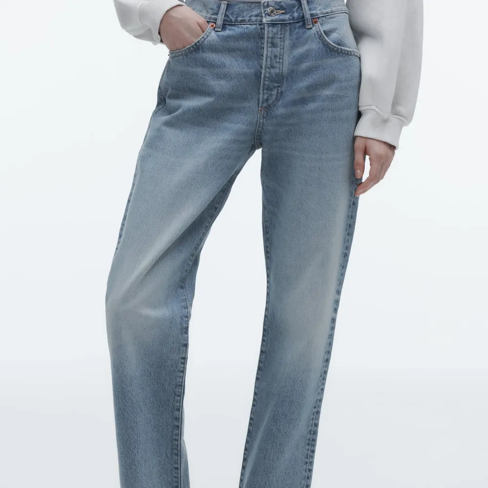 Säljer mina ljusblå lågmidjade jeans från Zara då dom är lite för korta för mig som är 178 cm. Endast använda ett par gånger och har inga defekter😋. Jeans & Byxor.