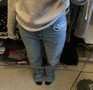 Jeans - Jeans från Gina tricot, nyskick (endast använda en gång) men är köpte för länge sen så vet tyvärr inte vad modellen heter. Stl 42 men passar mig som vanligtvis har s,36/38