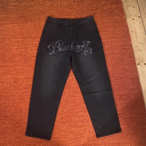 Baggy ”Y2K” jeans - Baggy ”Black Air” Jeans. Enbart testade 1 gång och har fortfarande tagen fast i byxorna. Mäter man är dom ungefär 32x32 men känns som dom passar storlek S eller Xs.