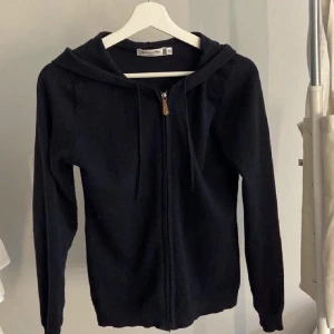 Stickad kofta  - Säljer jättefin 40% Kashmir tröja.  Storleken är M men sitter som S/xs. Liknar softgoat!!! 💓💓💓