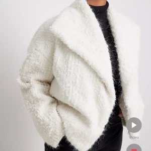 Jacka vit - Super mysigt och snygg jacka som är i nyskick skriv för egna bilder 