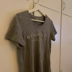 Grå T-shirt från Burberry  Ljusare grå i verkligheten!🌼