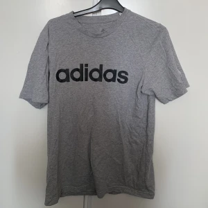 t-Shirt  - Helt okej kvalite, köpt från stadium för 199kr.