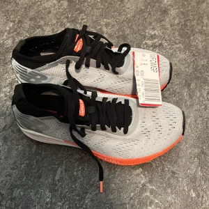 Oanvända new balance - Träningsskor i helt nytt skick!  Strl 37,5  Skön passform.  