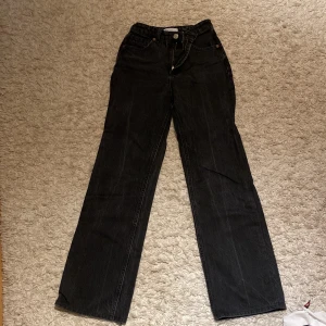 Jeans  - Svarta jeans från zara, knappt använda 