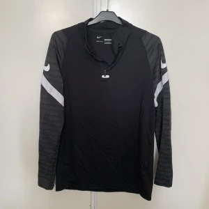 Träningströja  - Jättebra skick, använd ett fåtal gånger, fin färg, 