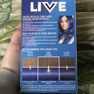 Aldrig använd och får inte färga mitt hår. - Den är permanent blå och är gjord för brunt hår och mörkblond.