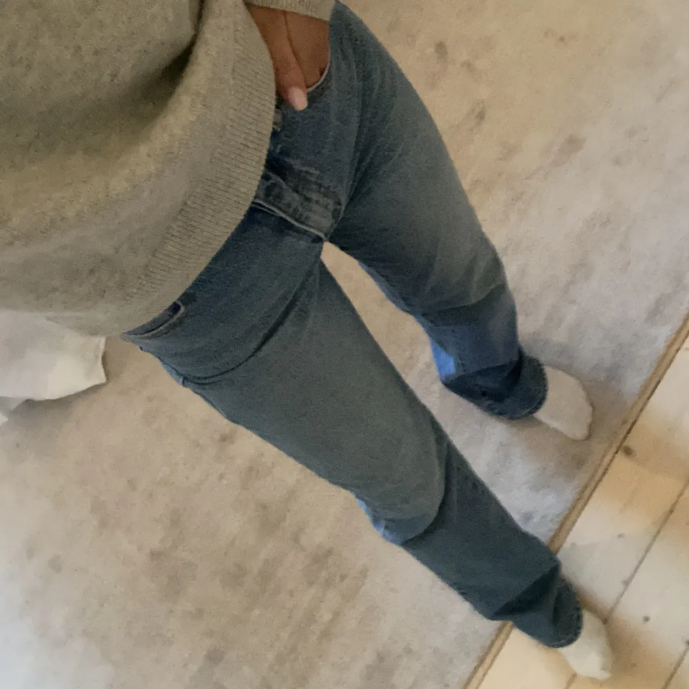 Ett par jeans från A brand i storlek 23. De är högmidjade och är nästintill oanvända. Skriv för fler bilder. Köparen står för frakten, inga returer. ☺️. Jeans & Byxor.