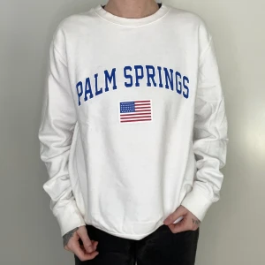 Sweatshirt  - Sjukt skön tröja sparsamt använd. Jag är 160 cm lång  Kan mötas upp eller skicka