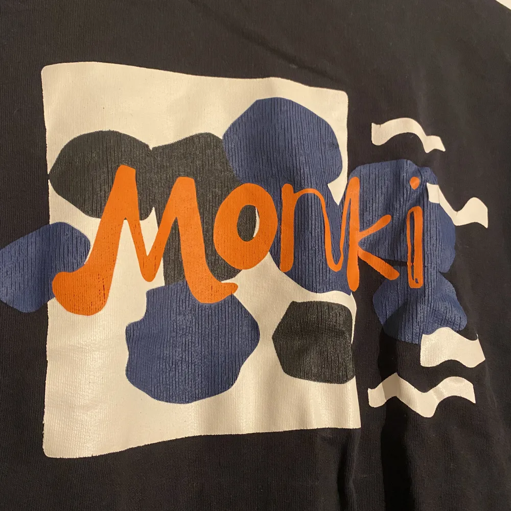 Svart sweatshirt med tryck från Monki!. Tröjor & Koftor.