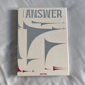 ENHYPEN - Dimension: Answer (Yet ver.) - ENHYPENs Dimension: Answer album i Yet versionen. inkluderar allt förutom: paper dice & polaroid photocard. har inte varit på display och har inga scratches eller liknande :)! jake pc inkluderad.