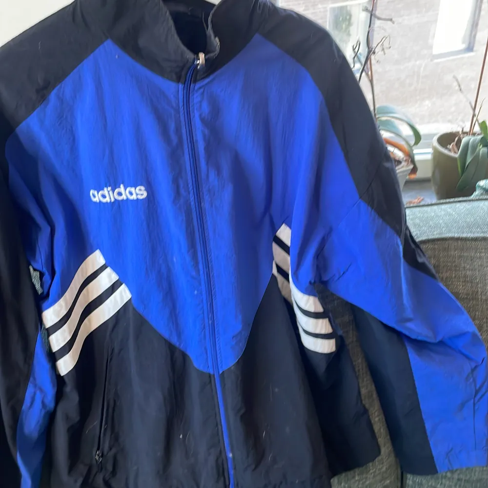 Riktigt snygg adidas vindjacka. Kondition 9/10. Står inte storlek men skulle säga M. Skriv får mer frågor . Jackor.