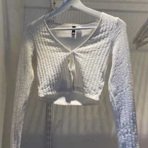 Fin vit kofta/tröja - Inga defekter och är sparsamt använd, Fin nu till våren☀️ strl XS
