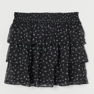 Volang kjol  - En volang kjol från hm med små blommor på. Storlek xs. Köparen står för frakt!