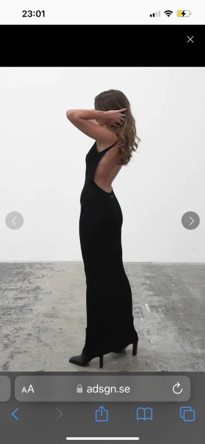 Adsgn klänning ny - Säljer denna superfina långa klänning från Adsgn med öppen rygg. Strl S. Skriv för fler bilder eller andra frågor 🥰 Bra längd för mig som är 170, går enda ner till fötterna.  Oanvänd, bara testad. Nypris 699kr