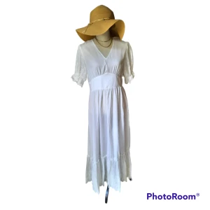 Vit romantisk boho-klänning - Perfekt till midsommar! Vit bomulls klänning. Ny.