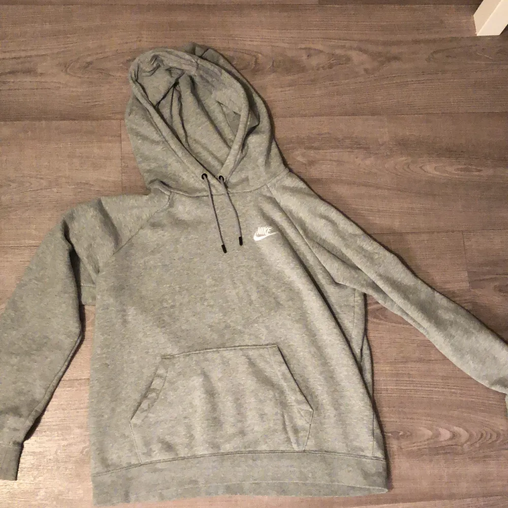 Säljer en fin och knappt använd Nike hoodie i storlek medium. Säljs då den inte kommer till användning.  Hör av er vid funderingar eller köp! 😊. Hoodies.