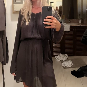 Klänning - Så fin klänning från twist&tango! Något genomskinlig men jag tycker inte det märks! 