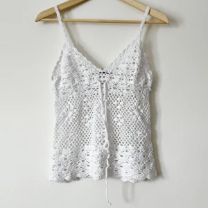 Virkad topp - Säljer en virkad topp i färgen vit, använd ett fåtal gånger och i bra skick. Storlek: saknas, passar nog 34-36 (underlinne ingår ej). Använd gärna ”köp nu”.