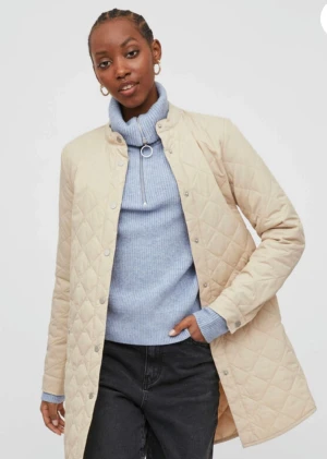 Quiltad Vila jacka Ny - Produktbeskrivning - Quiltad kappa - Knappknäppning framtill - Två framfickor med knappknäppning - Ärmar med manschetter - Den perfekta kappan för vår och tidig höst. - Storlek 36. Skickar spårbart 