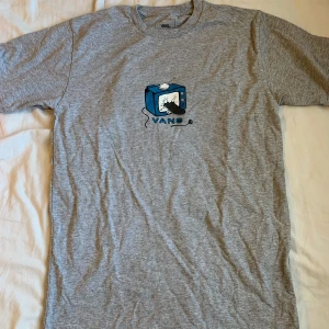 vans skate tv t-shirt - vans skate tv t-shirt i stl S, använd 1 gång, nyskick, köpt för 300kr!!