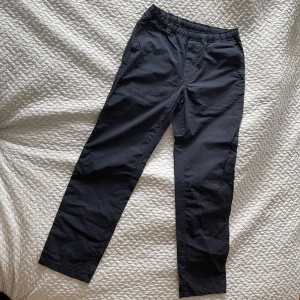 Our Legacy byxor - Our Legacy, tunna bomullsbyxor. Resår + band i midjan. Använda men mkt gott skick. Storlek 48.