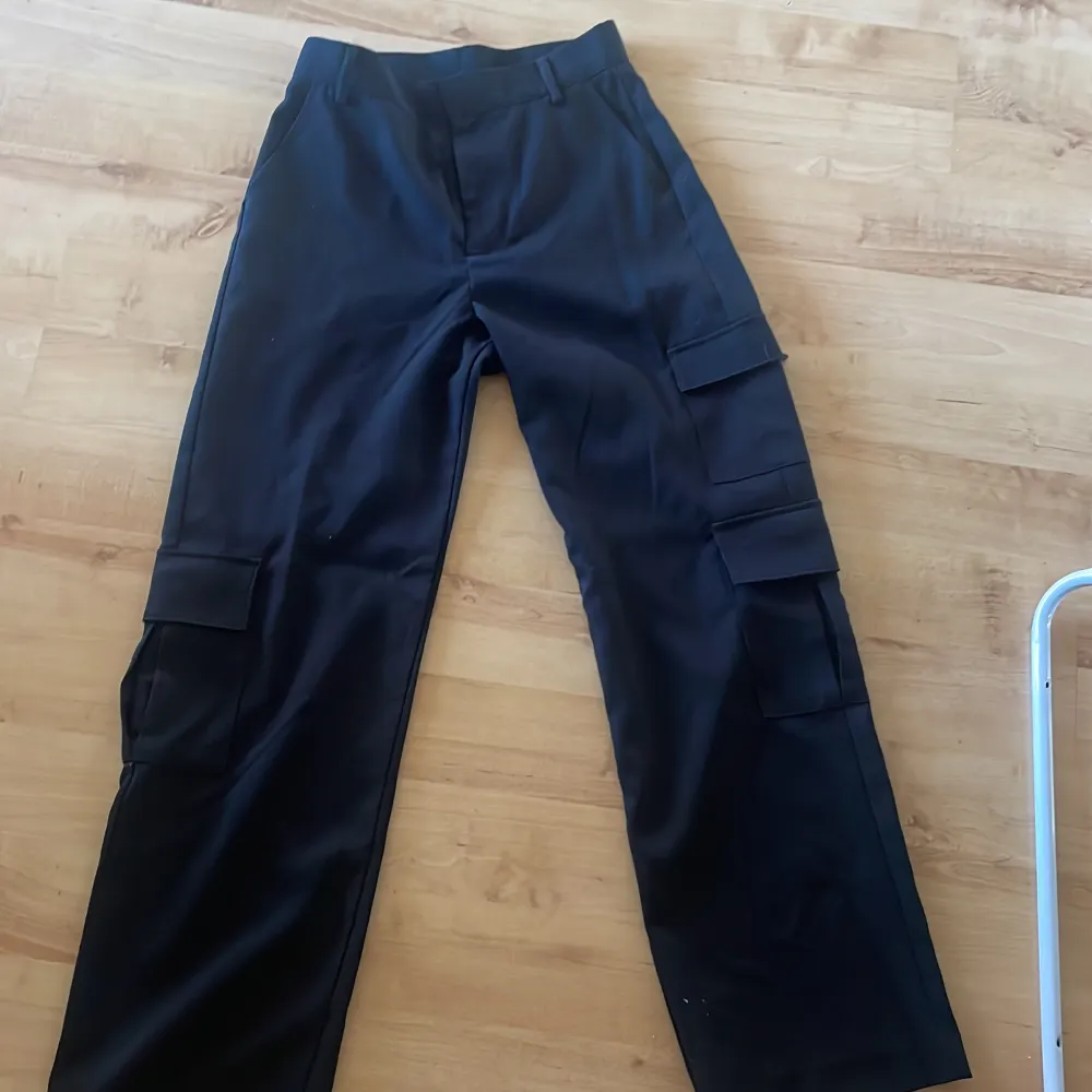 Cargobyxor i tjockare material aldrig använda på grund utav för liten storlek. Nyskick!. Farkut & Housut.