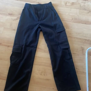 Cargobyxor  - Cargobyxor i tjockare material aldrig använda på grund utav för liten storlek. Nyskick!