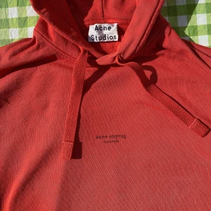Acne Studios Stockholm Reversed Logo Hoodie - Hej, säljer nu min Acne Studios Stockholm hoodie. Den är i jättebra skick. Samma modell fast i svart säljs för 420 dollar och denna är slutsåld nästan överallt. Den är i storlek M men passar mer large. Priset är inte hugget i sten. Hör av dig vid intresse