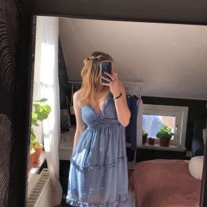 Sommarklänning  - Klänning i så fin blå, perfekt till sommaren! Inga defekter och knappt använd! Nypris 350kr💗