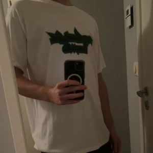 Stussy x Bakar x Bone Soda - Säljer min stussy x bakar x bone soda tröja eftersom den är för stor. Jag är 185cm. Den är använd 2-3 gånger och har inget wear. Den är väldigt sällsynt och har bara ökat i pris sedan den släpptes. Pris kan diskuteras privat.