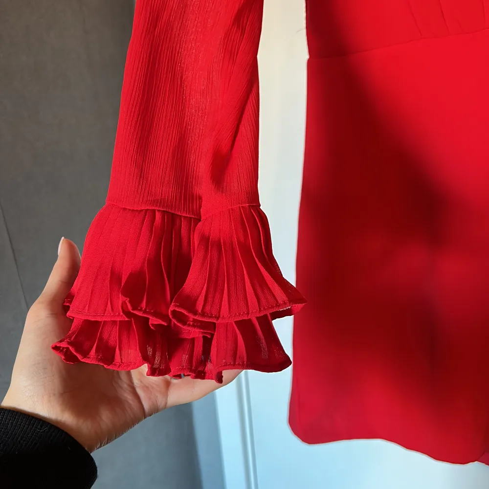 sparsamt använd röd klänning med fina ärmar. . Klänningar.