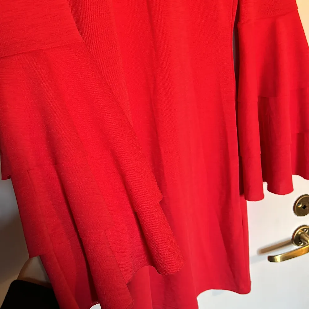 så fin röd klänning med jättefina ärmar. . Klänningar.