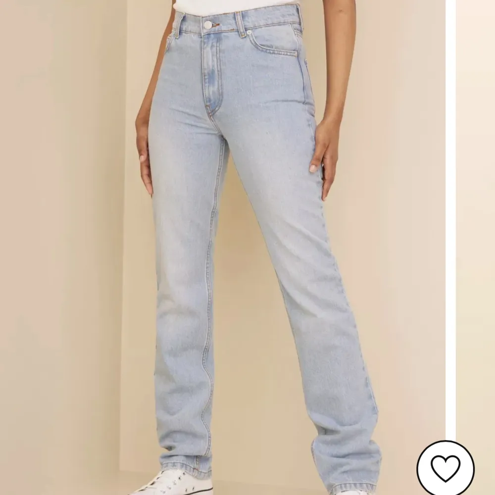 Säljer dessa jeans som är helt nya med lapp på. Jag kunde tyvärr inte få  byxorna över höften och säljer därav vidare. Köpa för 194kr men är säljer för 170kr, kan även diskutera att  sälja för ett billigare belopp. Storlek 36 och som sagt helt ny skick. . Jeans & Byxor.