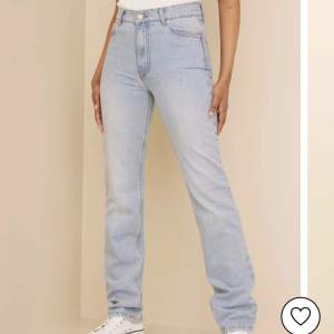 Säljer dessa jeans som är helt nya med lapp på. Jag kunde tyvärr inte få  byxorna över höften och säljer därav vidare. Köpa för 194kr men är säljer för 170kr, kan även diskutera att  sälja för ett billigare belopp. Storlek 36 och som sagt helt ny skick. 