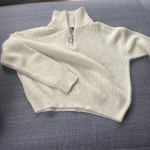 Tjocktröja - Benvit mysig tröja från bikbok. Den är i storlek L men är jättesnygg oversized. Vill ni ha fler bilder får ni det💖 Frakt tillkommer🤍