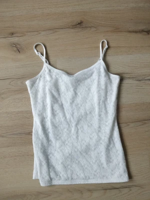 Vitt linne - Super gulligt vitt linne med blommigt tyg. Har ett likadant rosa på min sida också! Jättefin passform ❤️