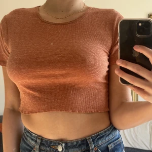 Topp - orange crop top från urban outfitters. super söt och avslappnad